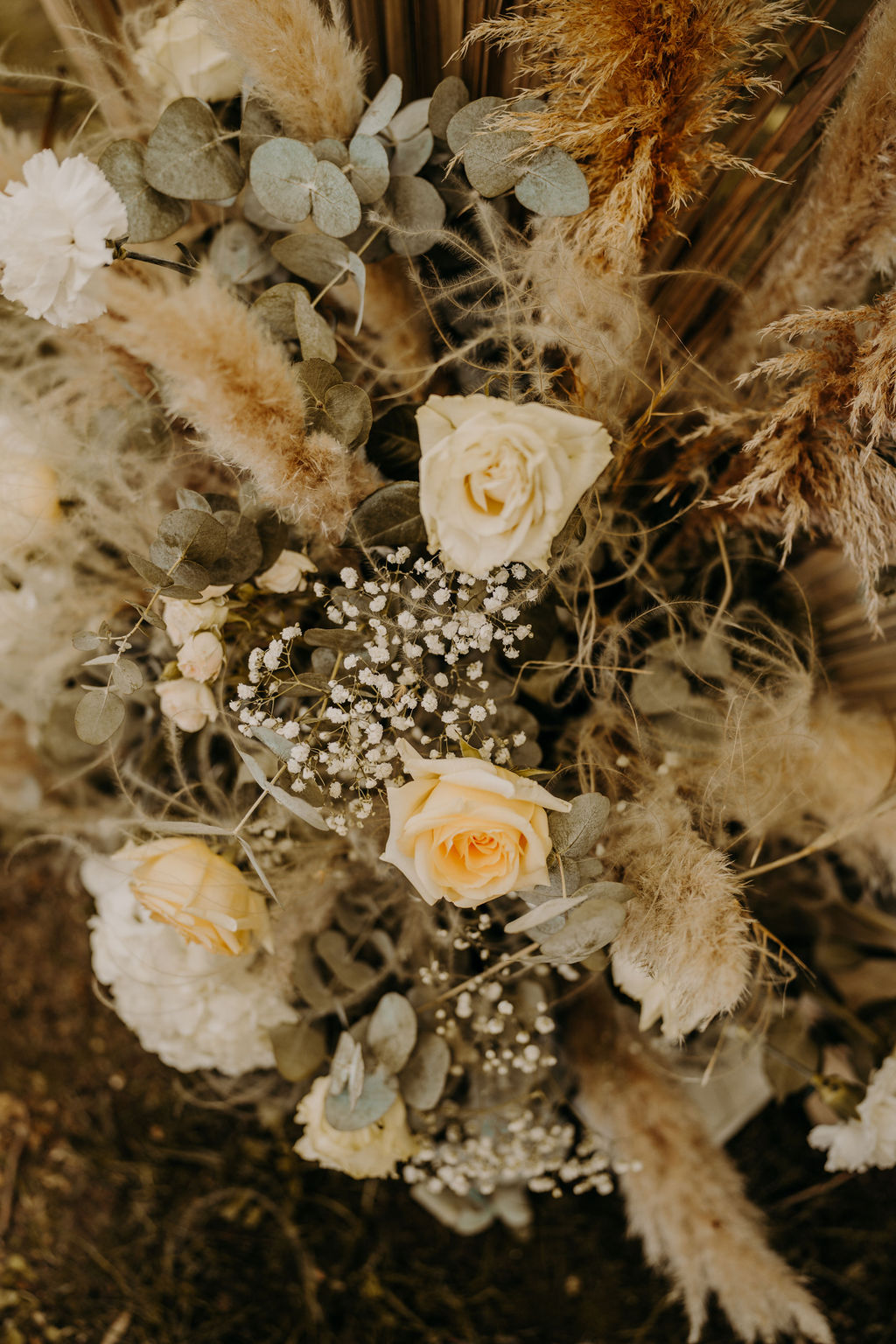 Bouquet décoratif mariage roses, gypsophiles, pivoines et gerbes de blé
