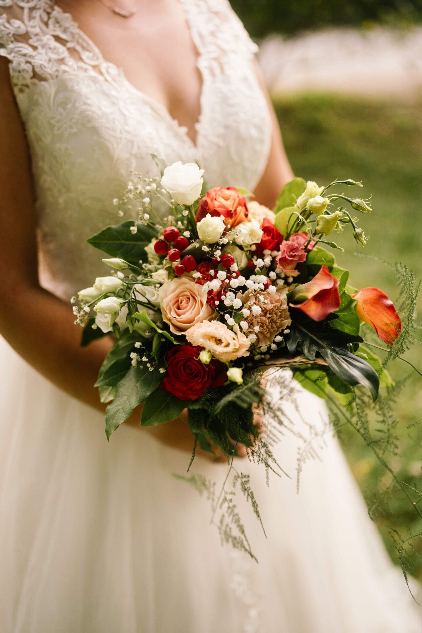 Bouquet mariée original et coloré avec fleurs de fruits et légumes, et autre fleurs champêtres