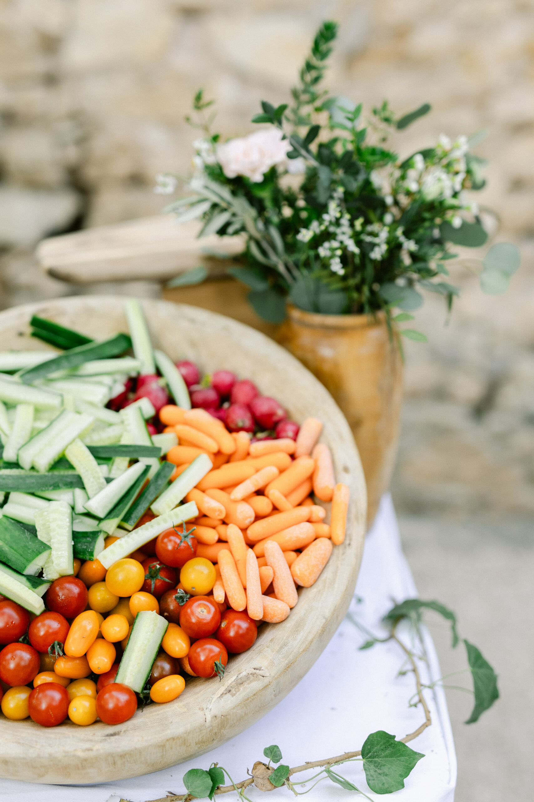 Bol de crudité buffet de vin d'honneur et bouquet mariage