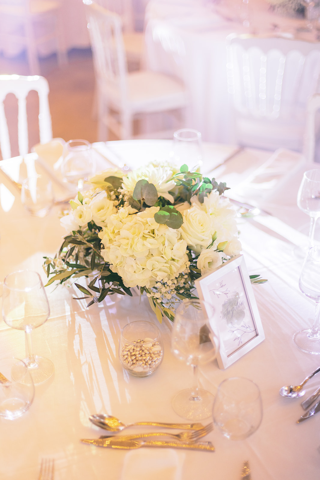 Centre de table décoratif mariage hortensias, eucalyptus et gypsophile