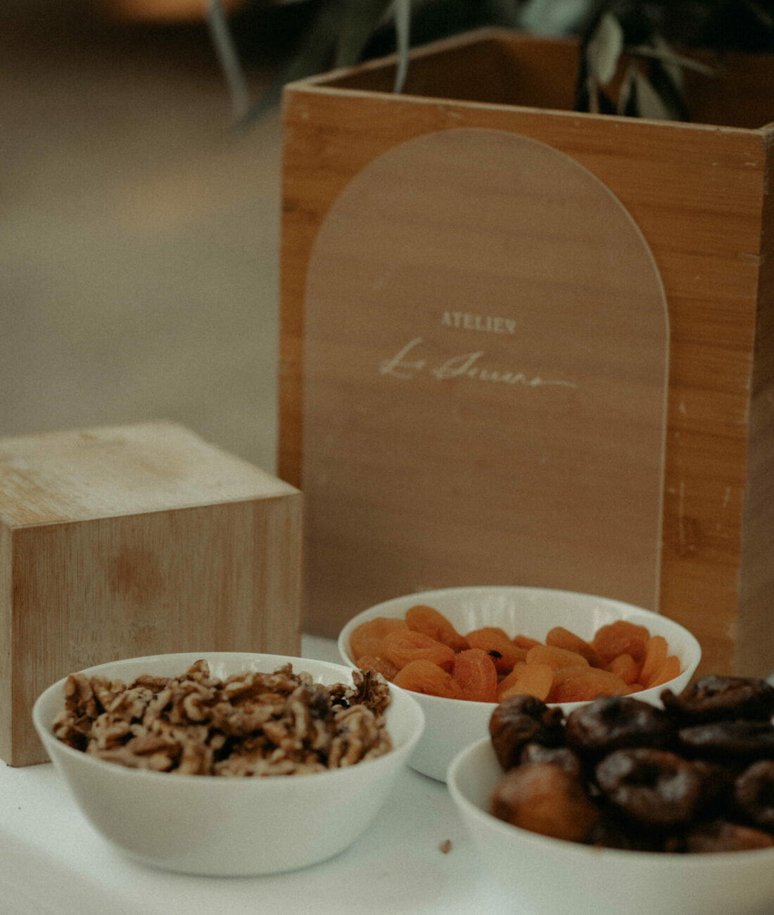 vue en semi resserré sur des bol de fruits sec et les paneaux du buffet en bois et polices stylisée.