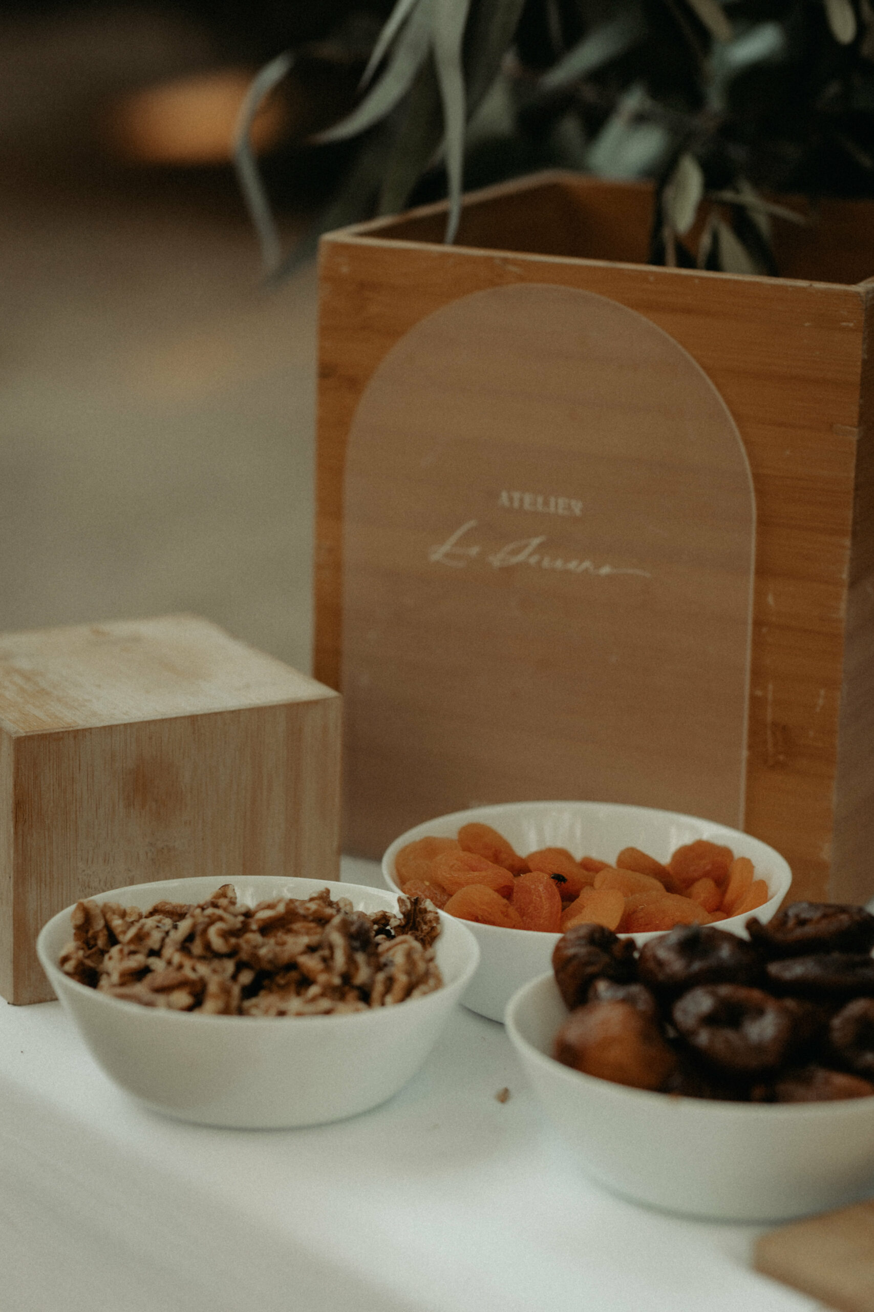 vue en semi resserré sur des bol de fruits sec et les paneaux du buffet en bois et polices stylisée.